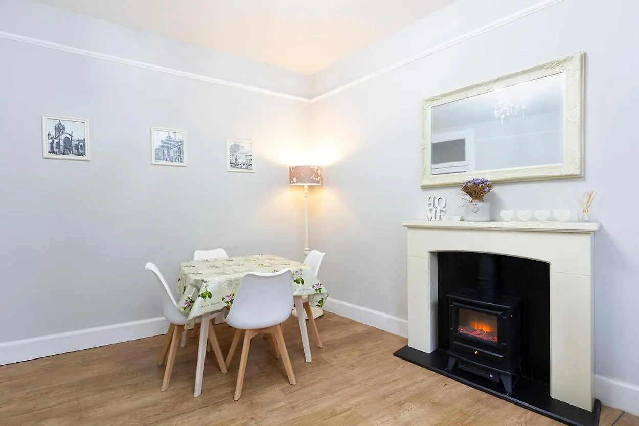 Cosy Near Centre Edinburgh Apartment 0*,  イギリス