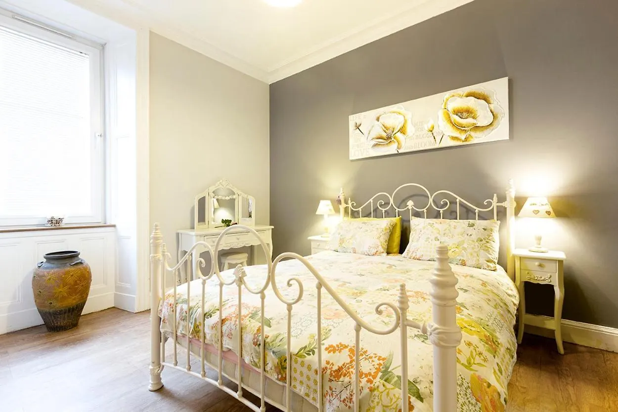 Cosy Near Centre Edinburgh Apartment 0*,