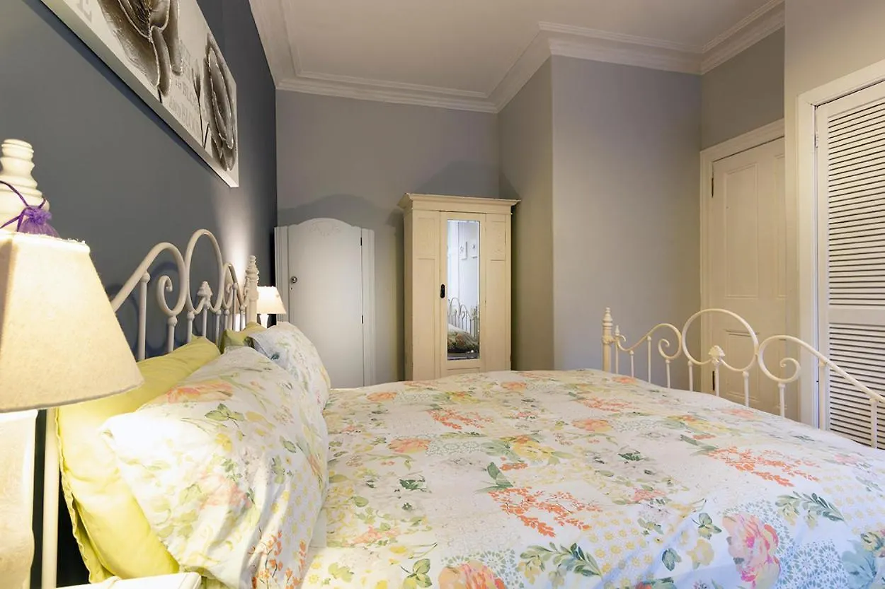 Cosy Near Centre Edinburgh Apartment