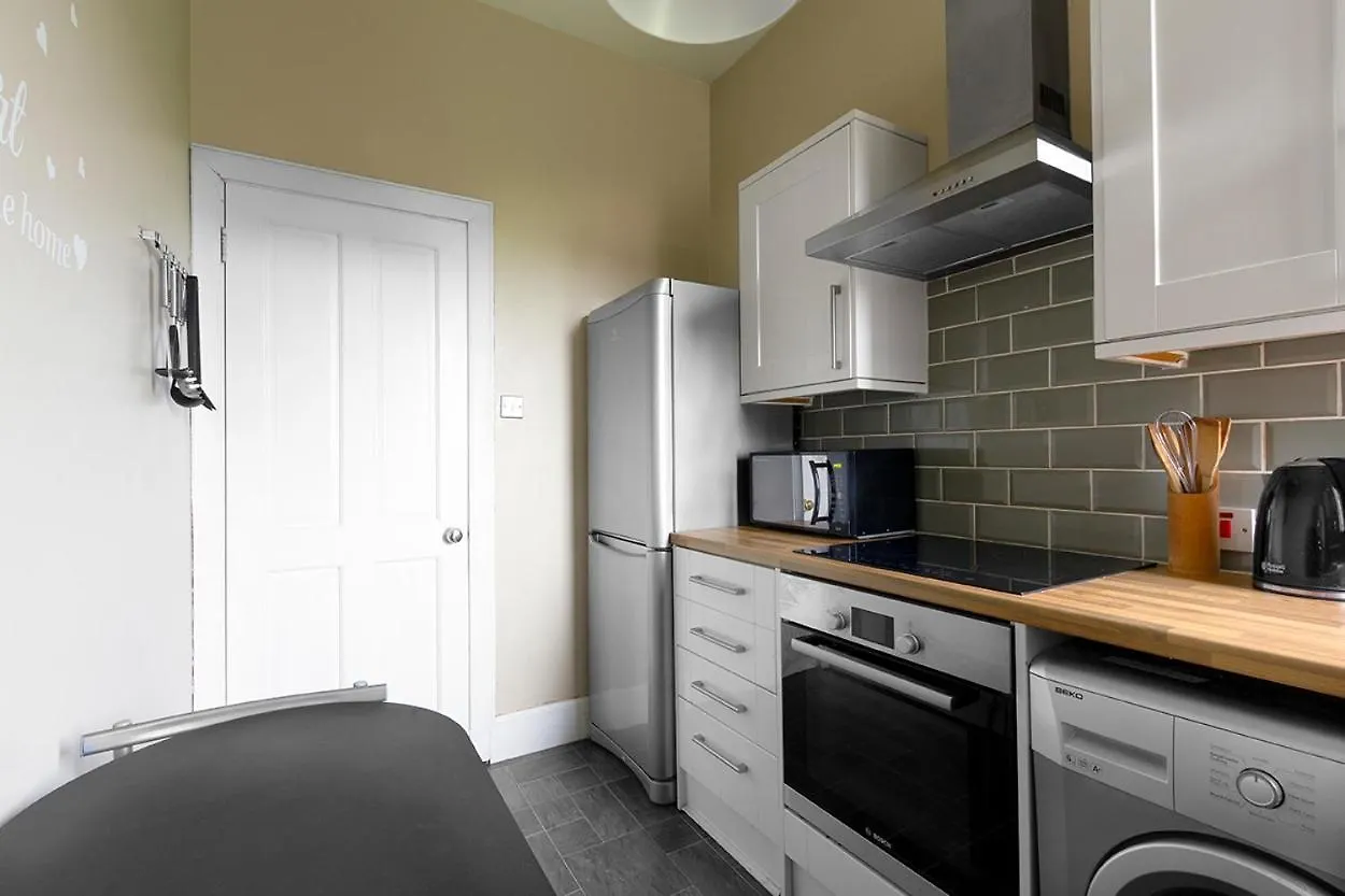 Cosy Near Centre Edinburgh Apartment