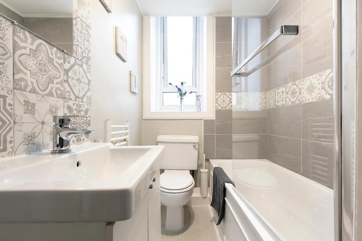 Cosy Near Centre Edinburgh Apartment 0*,  イギリス