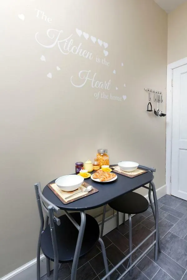 Cosy Near Centre Edinburgh Apartment