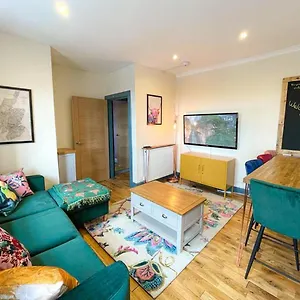  Apartment Lively & Energetic 2br On The Royal Mile