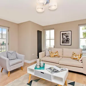  Apartment Modern Centre 2 Bedroom 2 Bathroom Apartments, Main Door Ground With Private Parking